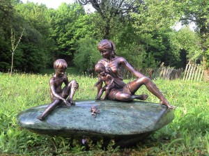 554b74eaf10e1-parton-anya-gyermekeivel-bronz-szobor